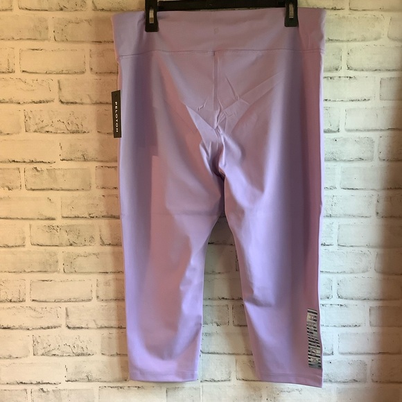PELOTON Women’s XXL Essential Capris - Mid Rise - Picture 2 of 8